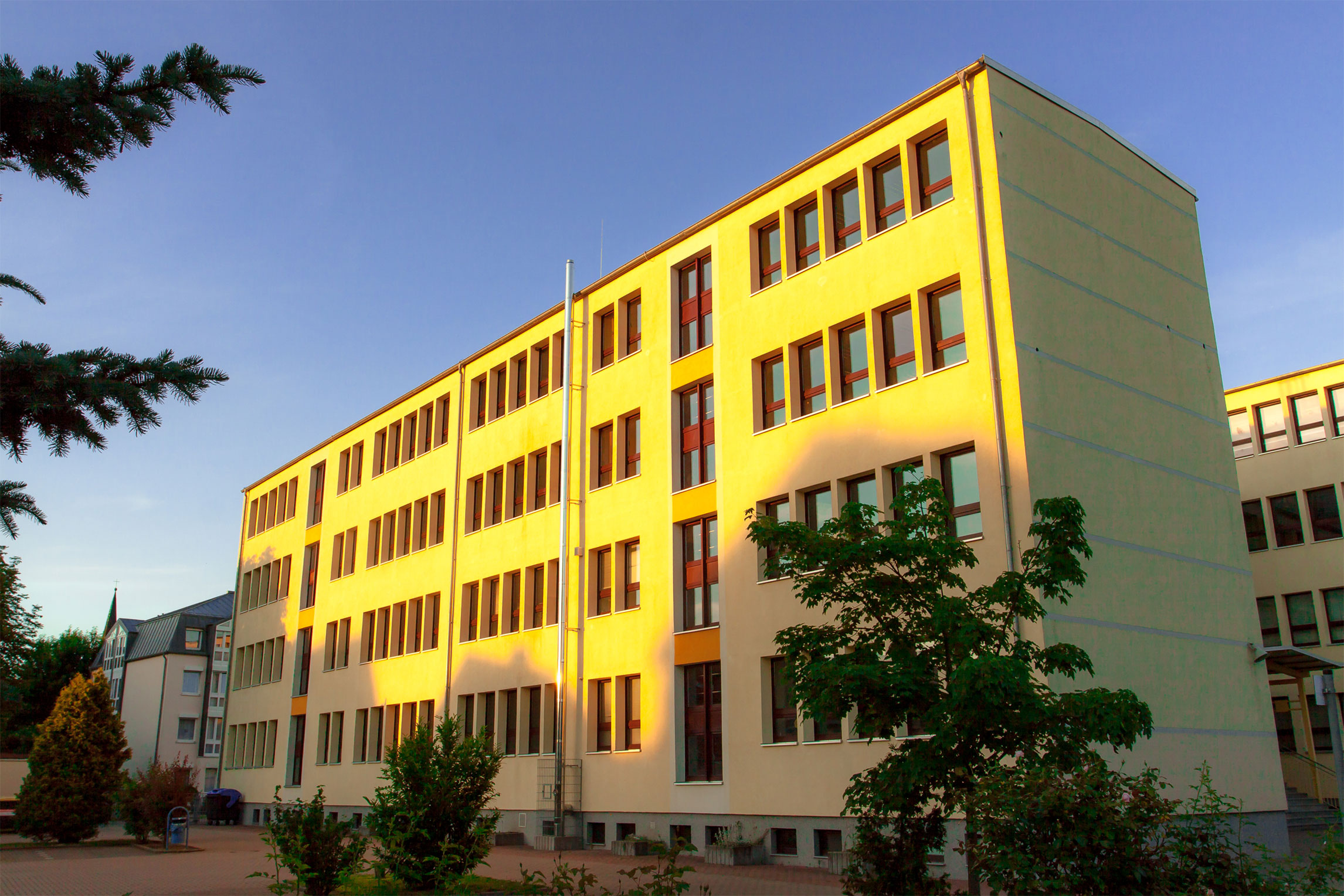 Lehrgebäude 2 im Sonnenuntergang